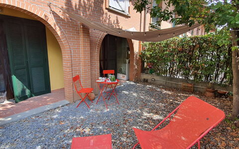 Bianca: Propiedad, Mueble, Hoja, Edificio, Puerta, Planta, Sombra, Superficie De La Carretera, Madera, Mueble Para Exteriores