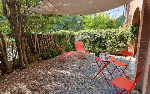 Bianca: Planta, Propiedad, Mueble, Mesa, Sombra, Silla, Mueble Para Exteriores, Árbol, Mesa Al Aire Libre, Hierba