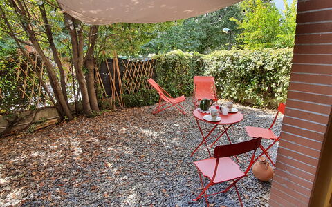 Bianca: Planta, Mueble, Mesa, Silla, Mesa Al Aire Libre, Mueble Para Exteriores, Árbol, Madera, Sombra, Hierba