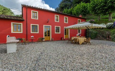 Villa Guamo: Planta, Edificio, Ventana, Nube, Cielo, Naturaleza, Superficie De La Carretera, Casa, Árbol, El Terreno Del Lote