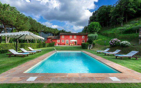 Villa Guamo: Agua, Nube, Planta, Cielo, Propiedad, Piscina, Edificio, Naturaleza, Azur, Botánica