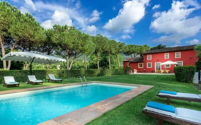 Villa Guamo: Nube, Planta, Agua, Propiedad, Edificio, Cielo, Piscina, Árbol, Azur, Banco Al Aire Libre