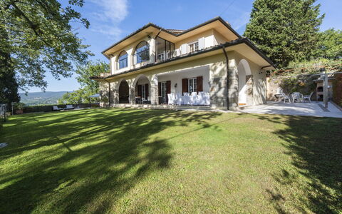 Villa Monteresi: Planta, Cielo, Edificio, Árbol, Ventana, El Terreno Del Lote, Cabaña, Hierba, Nube, Barrio Residencial