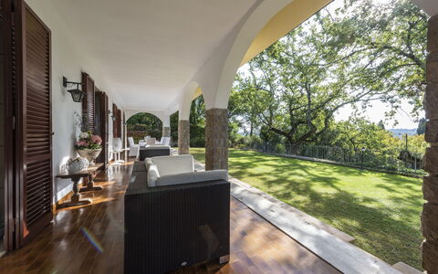 Villa Monteresi: Planta, Arquitectura, Sombra, Madera, Suelo, Piso, Árbol, Barrio Residencial, Hierba, Condominio