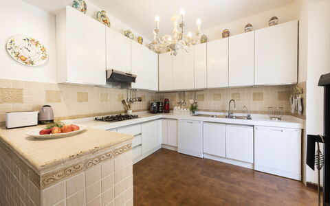 Villa Monteresi: Gabinetes, Mostrador, Propiedad, Lavabo, Cocina, Madera, Estufa De Cocina, Encendiendo, Diseño De Interiores, Piso