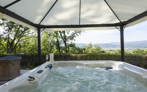 Villa Monteresi: Agua, Propiedad, Planta, Edificio, Cielo, Sombra, Bañera, Piscina, Arquitectura, Diseño De Interiores