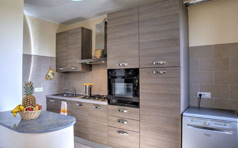 Villa Montone: Gabinetes, Mostrador, Edificio, Mueble, Propiedad, Estufa De Cocina, Cocina, Aparato De Cocina, Cajón, Diseño De Interiores