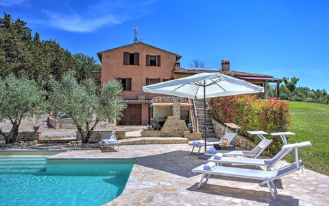 Villa Montone: Planta, Agua, Cielo, Edificio, Propiedad, Azur, Piscina, Mueble Para Exteriores, Árbol, Nube