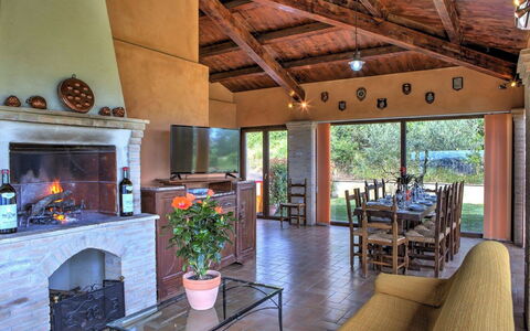 Villa Montone: Propiedad, Mesa, Planta, Madera, Diseño De Interiores, Arquitectura, Sala, Planta De Casa, Suelo, Silla