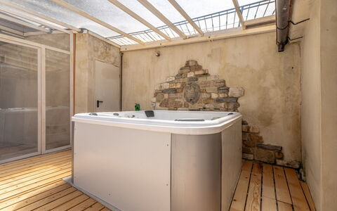 Villa Montone: Bañera, Piso, Arreglo De Tubería, Suelo, Baño, Jacuzzi, Plomería, Loseta, Hotel