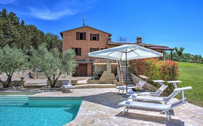 Villa Montone: Planta, Agua, Cielo, Edificio, Propiedad, Azur, Piscina, Mueble Para Exteriores, Árbol, Nube