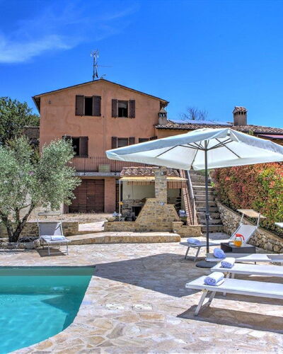 Villa Montone: Planta, Agua, Cielo, Edificio, Propiedad, Azur, Piscina, Mueble Para Exteriores, Árbol, Nube