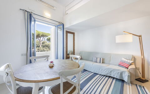 Residenza Morin: Mueble, Mesa, Propiedad, Azur, Edificio, Ventana, Madera, Textil, Silla