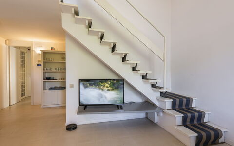 Residenza Morin: Mueble, Madera, Edificio, Estantería, Estante, Sala, Piso, Suelo, Madera Dura, Casa