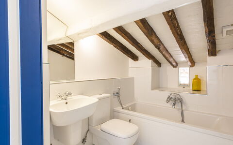 Residenza Morin: Grifo, Propiedad, Arreglo De Tubería, Lavabo, Blanco, Lavabo Del Baño, Espejo, Bañera, Baño, Edificio