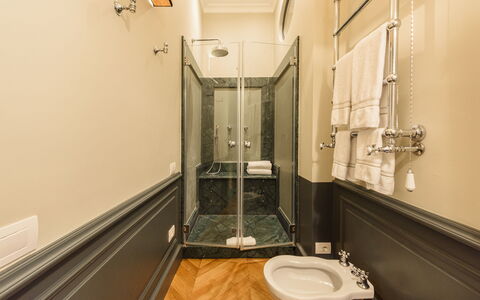 Villa Agnola: Espejo, Arreglo De Tubería, Propiedad, Grifo, Lavabo, Baño, Edificio, Diseño De Interiores, Lavabo Del Baño