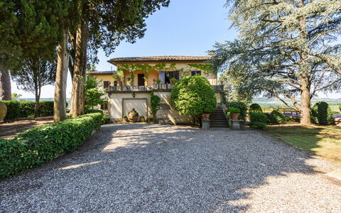 Villa Agnola: Planta, Cielo, Edificio, Superficie De La Carretera, Árbol, Casa, El Terreno Del Lote, Asfalto, Hierba, Paisaje