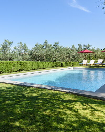Villa Agnola: Agua, Cielo, Piscina, Planta, Rectángulo, Sombra, Barrio Residencial, Hierba, Árbol, Nube