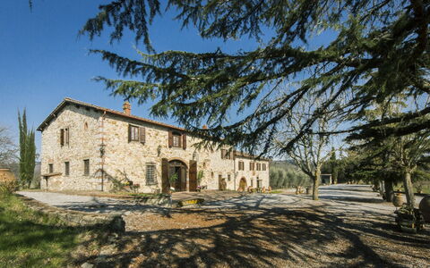 Villa Di Gaiole: Cielo, Edificio, Planta, Ventana, Árbol, Paisaje Natural, Casa, Hierba, Paisaje, Cabaña