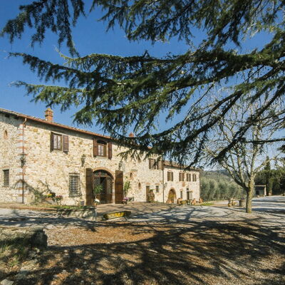 Villa Di Gaiole: Cielo, Edificio, Planta, Ventana, Árbol, Paisaje Natural, Casa, Hierba, Paisaje, Cabaña