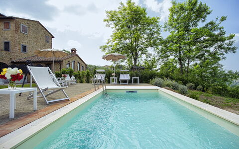 Villa Pianora: Agua, Planta, Nube, Cielo, Propiedad, Piscina, Edificio, Silla, Azur, Árbol