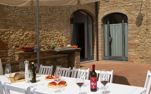 Villa Pianora: Mesa, Comida, Vajilla, Botella, Mueble, Ventana, Diseño De Interiores, Plato, Manteles, Drinkware