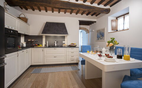 Villa Pianora: Gabinetes, Mostrador, Mueble, Propiedad, Cocina, Madera, Estufa De Cocina, Diseño De Interiores, Arquitectura, Edificio