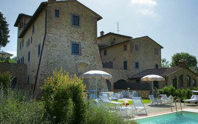 Villa Pianora: Planta, Cielo, Agua, Edificio, Piscina, Nube, Ventana, Árbol, Paraguas, Casa