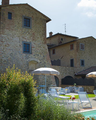 Villa Pianora: Planta, Cielo, Agua, Edificio, Piscina, Nube, Ventana, Árbol, Paraguas, Casa