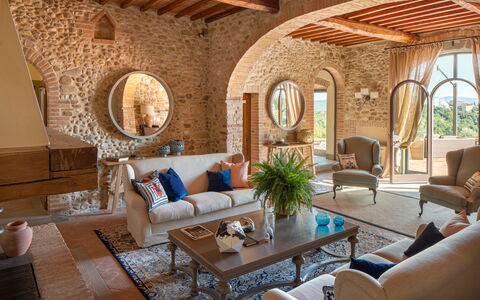 Sole Del Chianti: Mesa, Mueble, Planta, Propiedad, Sofá, Sala, Diseño De Interiores, Encendiendo, Planta De Casa, Silla