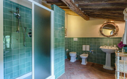 Villa Castellaccio: Espejo, Arreglo De Tubería, Lavabo, Baño, Grifo, Ducha, Diseño De Interiores, Púrpura, Edificio, Suelo