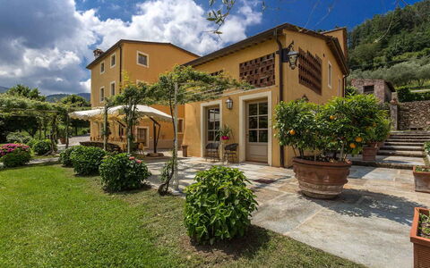 Villa Castellaccio: Planta, Cielo, Nube, Propiedad, Edificio, Ventana, El Terreno Del Lote, Casa, Vegetación, Árbol