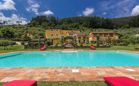 Villa Castellaccio: Agua, Nube, Cielo, Planta, Piscina, Edificio, Azur, Árbol, Rectángulo, Silla