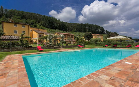 Villa Castellaccio: Agua, Nube, Cielo, Planta, Edificio, Piscina, Naturaleza, Rectángulo, Azur, Casa