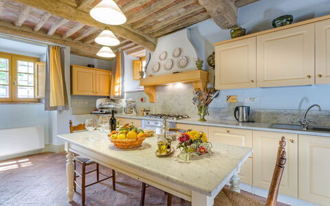 Villa Castellaccio: Gabinetes, Mueble, Ventana, Mostrador, Cocina, Encendiendo, Madera, Diseño De Interiores, Mesa, Aparato De Cocina