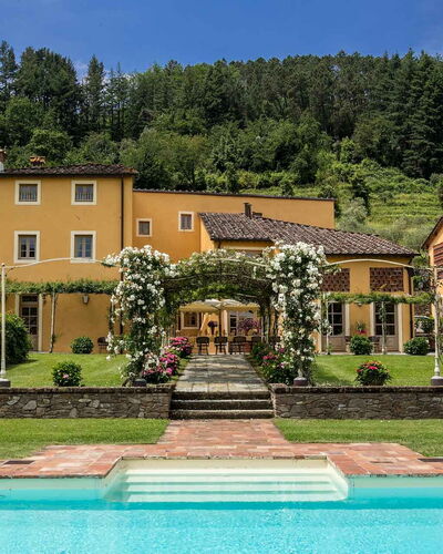 Villa Castellaccio: Agua, Planta, Cielo, Nube, Propiedad, Edificio, Ventana, Árbol, Naturaleza, Verde