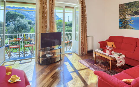 Apartment Fernanda - Levanto: Propiedad, Mueble, Mesa, Sofá, Madera, Comodidad, Diseño De Interiores, Sala, Piso, Arquitectura