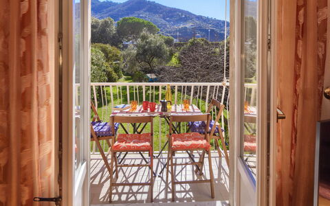 Apartment Fernanda - Levanto: Propiedad, Cielo, Azur, Edificio, Madera, Diseño De Interiores, Cerca, Porche, Sombra, Suelo