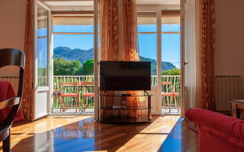 Apartment Fernanda - Levanto: Mueble, Ventana, Azur, Madera, Comodidad, Arquitectura, Diseño De Interiores, Piso, Cielo, Suelo