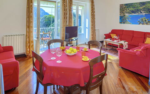 Apartment Fernanda - Levanto: Mueble, Mesa, Propiedad, Decoración, Silla, Ventana, Textil, Madera, Diseño De Interiores, Piso