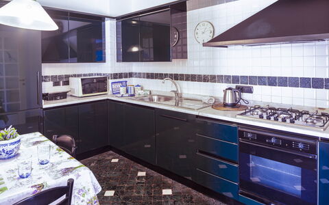 Apartment Fernanda - Levanto: Mostrador, Gabinetes, Propiedad, Mueble, Cocina, Grifo, Producto, Edificio, Cajón, Estufa De Cocina