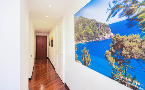 Apartment Fernanda - Levanto: Propiedad, Edificio, Azur, Pintar, Planta, Madera, Arquitectura, Diseño De Interiores, Puerta, Arte