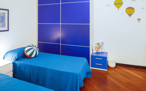 Apartment Fernanda - Levanto: Mueble, Azul, Azur, Comodidad, Edificio, Textil, Marco, Madera, Suelo, Piso