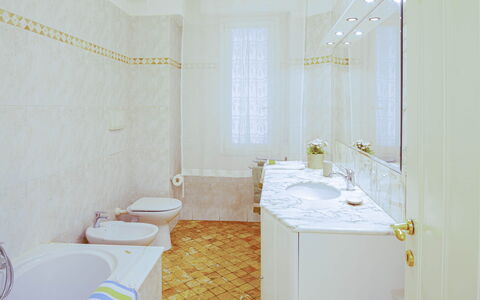 Apartment Fernanda - Levanto: Lavabo Del Baño, Arreglo De Tubería, Grifo, Espejo, Lavabo, Mueble De Baño, Baño, Diseño De Interiores, Barra De La Ducha, Púrpura