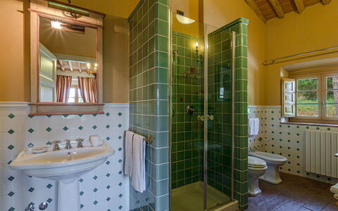 Villa Guasperini: Espejo, Grifo, Arreglo De Tubería, Propiedad, Lavabo, Baño, Ventana, Ducha, Púrpura