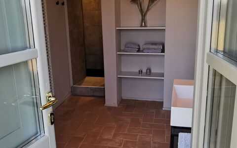 Casa Insieme: Gabinetes, Propiedad, Madera, Puerta, Casa, Piso, Suelo, Diseño De Interiores, Manchas De Madera, Cocina