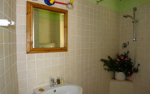 Tenuta Le Sodole: Espejo, Planta, Arreglo De Tubería, Propiedad, Fotografía, Grifo, Lavabo, Verde, Lavabo Del Baño, Baño