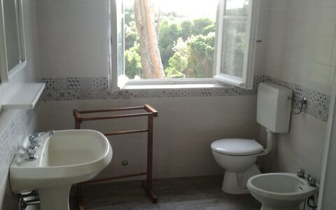 Giannella Holiday Apartment: Arreglo De Tubería, Propiedad, Ventana, Lavabo, Grifo, Lavabo Del Baño, Baño, Púrpura, Edificio