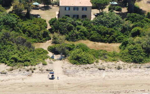 Giannella Holiday Apartment: Agua, Planta, Los Recursos Hídricos, Edificio, Playa, Árbol, Entorno Natural, Ventana, Casa, Vegetación