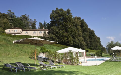 Chianti Resort: Cielo, Planta, Paraguas, Árbol, Sombra, El Terreno Del Lote, Tienda, Mueble Para Exteriores, Nube, Casa